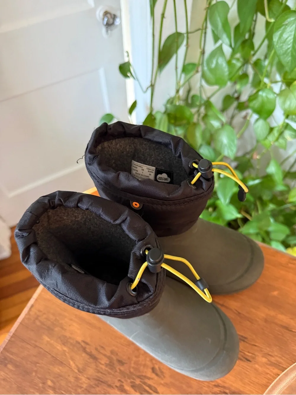 Kids Waterproof Snow Boots - Black and Olive size 1 youth
